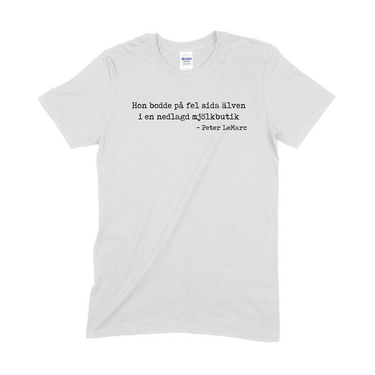 PETER LEMARC - T-SHIRT, HON BODDE PÅ FEL SIDA ÄLVEN