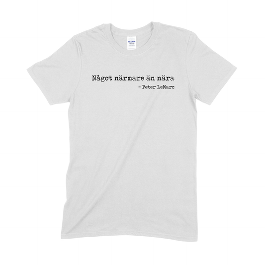 PETER LEMARC - T-SHIRT, NÅGOT NÄRMARE ÄN NÄRA